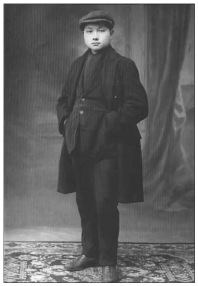 1661736001157616.jpg 邓小平1- 1920年,留法勤工俭学时的邓小平.jpg